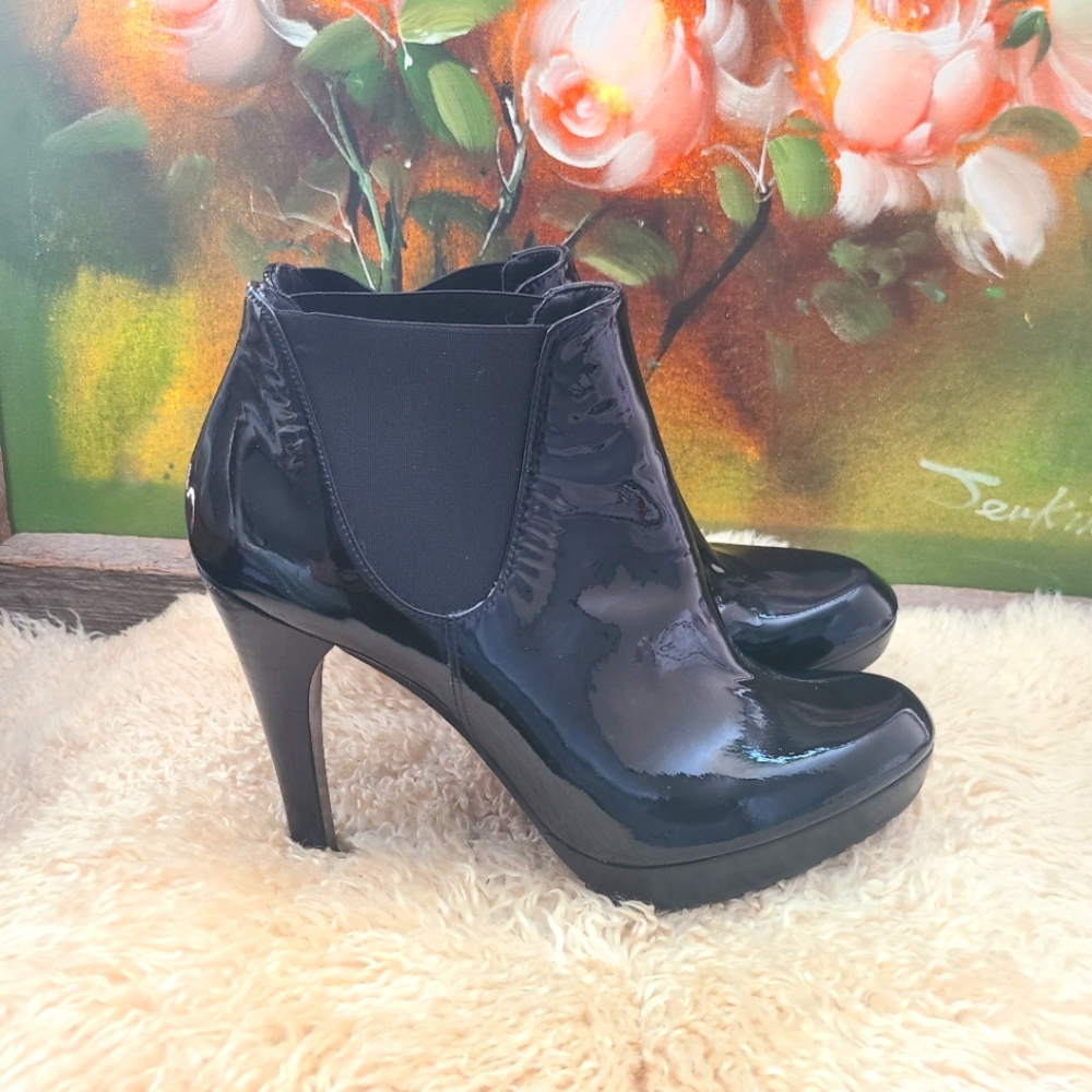 Stuart Weitzman bootie black shiny leather 7.5
